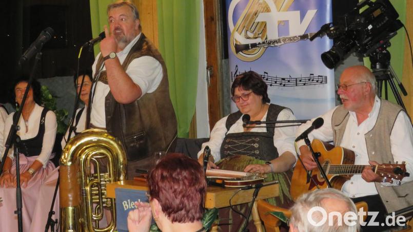 Gekonnt unterhielten die verschiedenen Musikgruppen die Gäste beim Auftakt zu Dorschkirwa im Gasthaus Weißes Rößl.
Die Blecherne Sait`n mit dem Stinkefinger Blues Bild: adj