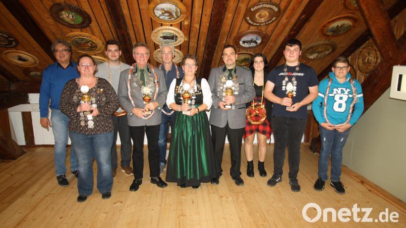 Der Vorsitzende ist auch König: Die Pressather Luftgewehr-Schützenkönigswürde reserviert sich Schützenmeister Kay Müller (Vierter von rechts). Schützenliesl ist Karin Wagner (Zweite von links), Bogenkönig Hubert Schulze (Vierter von links) und Luftpistolenkönigin Marianne Späth (Fünfte von rechts), die beiden Jugendtitel holte Hannes Dobmeier (Zweiter von rechts). Bild: bjp