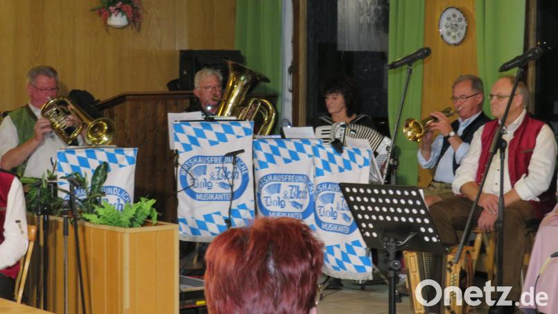 Gekonnt unterhielten die verschiedenen Musikgruppen die Gäste beim Auftakt zu Dorschkirwa im Gasthaus Weißes Rößl.
Bolg & Blech Bild: adj