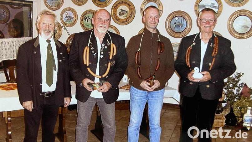 Gildenmeister Georg Rebl (links) gratulierte den Siegern (von rechts) Hans-Erich Jenke, Thomas Jenke und Josef Kurzwart. Bild: Georg Rebl/exb