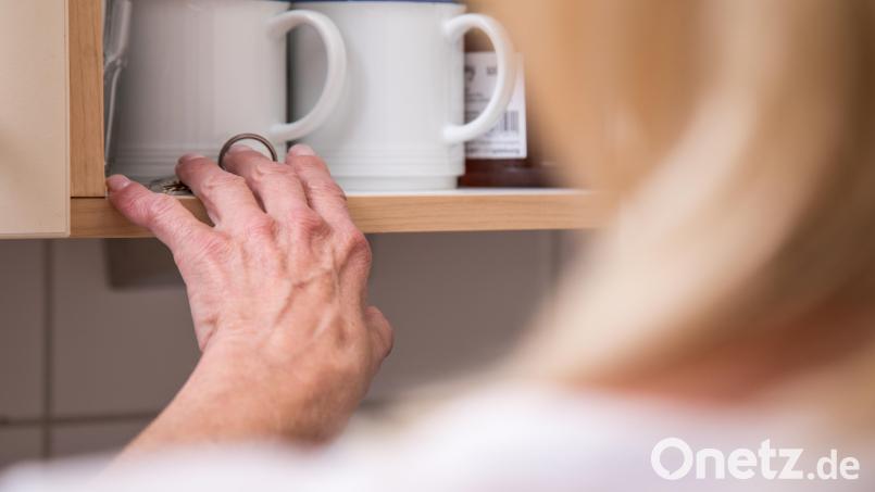 Wo ist denn nur schon wieder...? Vergesslichkeit kann – muss aber nicht – auf Demenz hindeuten. Für pflegende Angehörige bietet der Landkreis Wunsiedel in Zusammenarbeit mit mehreren Institutionen Schulungen an. Symbolbild: Christin Klose/dpa
