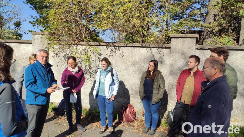 Jugendpfarrer Kalis (links) zeichnet Pfarrer Englhard (rechts) mit der silbernen Ehrennadel aus. Bild: Carolin Zenger, BDKJ Weiden/exb