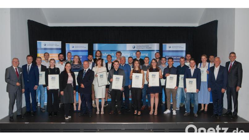 Für ihre hervorragenden Leistungen in der Meisterprüfung überreichten HWK-Präsident Dr. Georg Haber (vorne, rechts) und Hauptgeschäftsführer Jürgen Kilger (vorne, links) 24 junge Handwerksmeister eine Ehrenurkunde samt Medaille. Bild: Fotostudio Bosl/exb