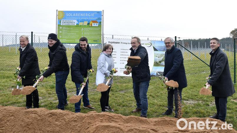 Strahlende Gesichter beim Spatenstich für den Bürgersolarpark Ursensollen-Wappersdorf (von links): Günter Wendel von der Sparkasse Neustadt a. d. Aisch/Bad Windsheim, Gesellschafter Michael Lösl, Standorteigentümer Jonas Horsch, Gesellschafterin Alina Häring, Erich Wust, stellvertretender Landrat Franz Mädler und Bürgermeister Albert Geitner. Bild: Petra Hartl