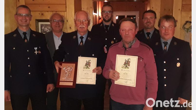 Seit 60 und 50 Jahren sind Hans Reger und Josef Wild bei der Feuerwehr. Für die Treue wurden sie jetzt geehrt. Im Bild (von links): Vorstand Markus Gmeiner, Dritter Bürgermeister Gottfried Beer, Hans Reger, Zweiter Kommandant Thomas Ulrich, Josef Wild, Zweiter Vorstand Wolfgang Lindner sowie Kommandant Josef Richtmann. Bild: Willi Schreiber/exb