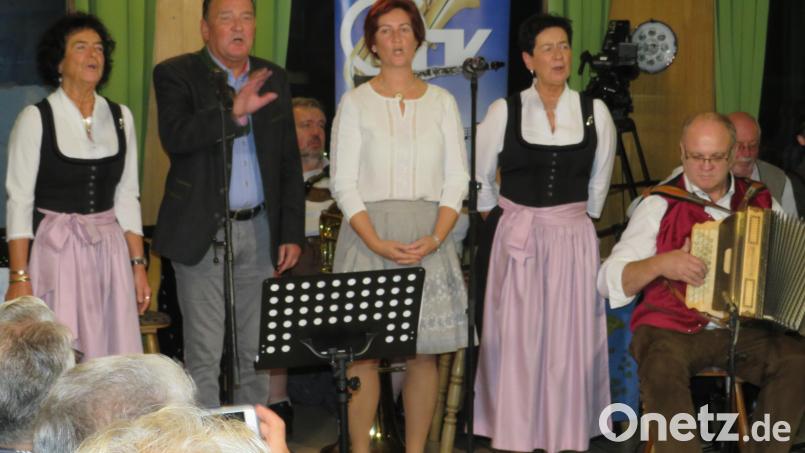 Gekonnt unterhielten die verschiedenen Musikgruppen die Gäste beim Auftakt zu Dorschkirwa im Gasthaus Weißes Rößl. Bild: adj