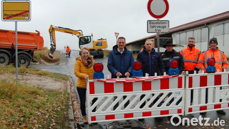 Die Gemeindeverbindungsstraße zwischen Meerbodenreuth und Buch ist fertig.. Bei einem Ortstermin erläuterten Bürgermeister Ernst Schicketanz (Zweiter von links) und die Bautechnikerin der Gemeinde Elke Pscherer (links) zusammen mir Jürgen Gutmann von der bauausführenden Firma aus Selbitz (Dritter von rechts) die Straßenbaumaßnahme. Bild: sm