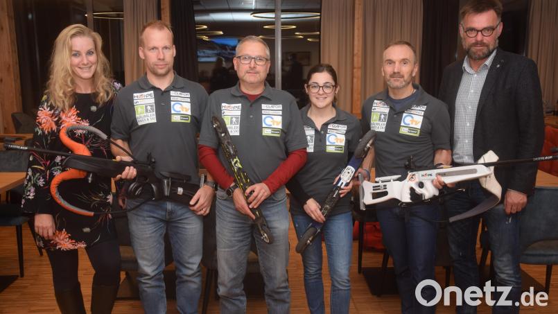 Auf Skirollern mit dem Lasergewehr. Die Rollsportbiathleten als neue Abteilung die Vorsitzender Josef Schiesl (rechts) als neue Abteilung in die Spvgg aufnahm. Peter Gruhle (zweiter von links) und Ralph Zimmermann (zweiter von rechts) sind die Initiatoren. Bild: fz
