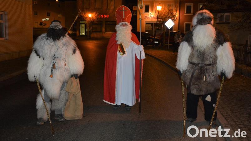 Im vergangenen Jahr marschierten St. Nikolaus und Knecht Ruprecht nur durch die Straßen der Marktgemeinde, heuer sollen wieder Hausbesuche erfolgen. Bild: jr