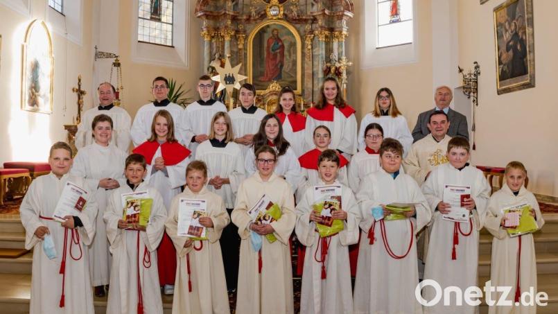 Der gesamte lithurgische Dienst mit Pastoralreferentin Maria Wagner (zweite Reihe, links) und Pfarrer Konrad Amschl (rechts). Vorne (von links) die „Neuen“: Lennox Haas, Louis Höfler, Julian Beimler, Lisa Franz, Michael Freundl, Julian Welsch, Eric Zeitler und Jannik Schüßler. Bild: wms