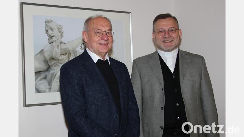 Zehn Jahre und acht Monate hat Pfarrer Ludwig Gradl (links) das Ehrenamt des Regionaldekans Amberg-Schwandorf mit 66 Pfarreien in drei Dekanaten bekleidet. Auf sein Gesuch hin wurde das Amt neu besetzt. Bischof Voderholzer hat Pfarrer Markus Brunner (rechts) von St. Georg als Nachfolger beauftragt. Bild: ads