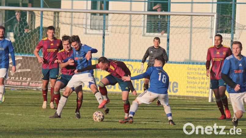 Viel Aufregung im Grafenwöhrer Strafraum, aber die Gästeabwehr kann klären: Die SV Grafenwöhr gewann beim SV Etzenricht mit 3:2 und ist neuer Bezirksliga-Spitzenreiter, da die SpVgg Pfreimd am Weidener Wasserwerk lediglich unentschieden spielte. Bild: Rudi Walberer