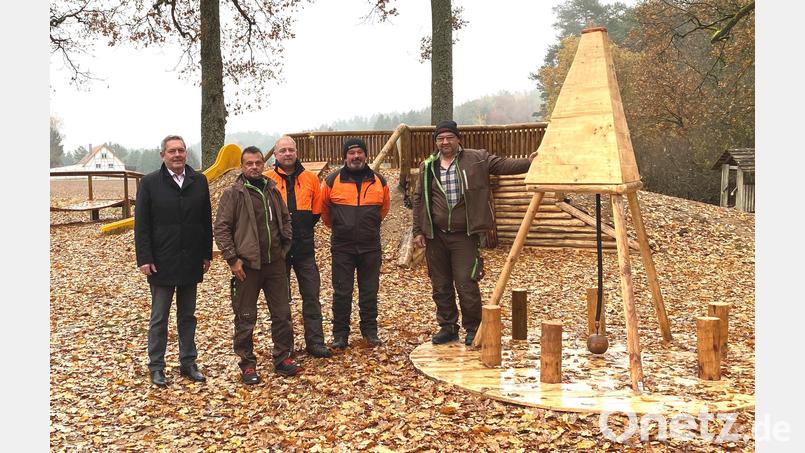 Die ersten Spielgeräte auf dem Waldspielplatz Hohe Tanne lässt sich (von links) Bürgermeister Joachim Neuß von Uwe Schlegl, Werner Meisel, Mathias Ochs und Ludwig Wittmann zeigen. Bild: Stadt Auerbach/exb
