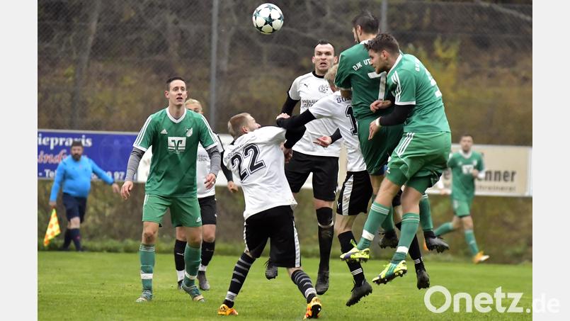 Der Spielertrainer der DJK Utzenhofen, Marius Ehrnsperger (Zweiter von rechts) erzielte in dieser Szene per Kopfball nach einer Ecke den 1:1-Ausgleich. Michal Vanous (links) und Marek Ruda (rechts) von der DJK Utzenhofen sowie Tobias Beller, Albert Sejdiu und Tim Wiesnet von Upo/Gebenbach sind mitten im Getümmel. 
DJK Utzenhofen - SG SF Upo/DJK Gebenbach II 1:1 (0:1)
Fußball Kreisliga Süd 
Saison 2021/22
Bild: Hubert Ziegler Bild: Hubert Ziegler