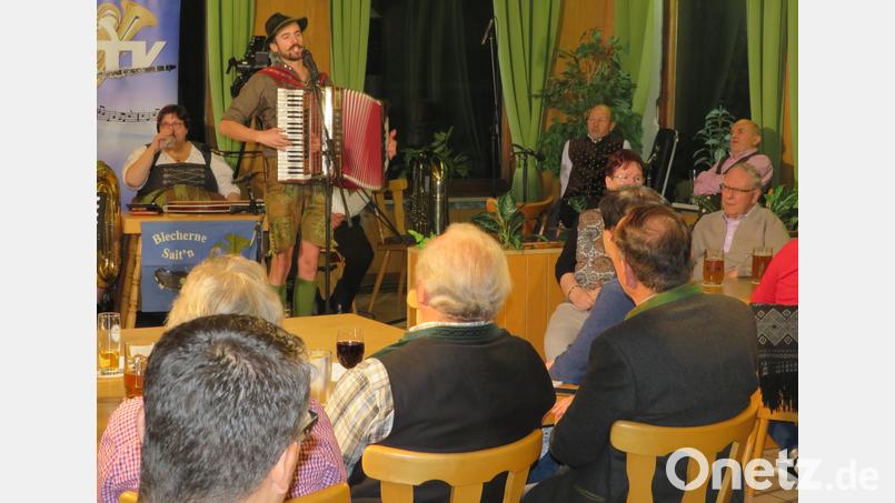 Gekonnt unterhielten die verschiedenen Musikgruppen die Gäste beim Auftakt zu Dorschkirwa im Gasthaus Weißes Rößl.
Florian Gröniger von De drei Pirkensaer Bild: adj