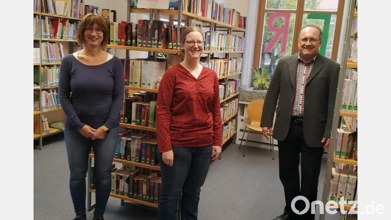 Bürgermeister Ludwig Gürtler (rechts) und Monika Haberl (links) verabschiedeten die ehemalige Leiterin der Pfarr- und Gemeindebücherei Claudia Rampf (Mitte). Bild: rfi