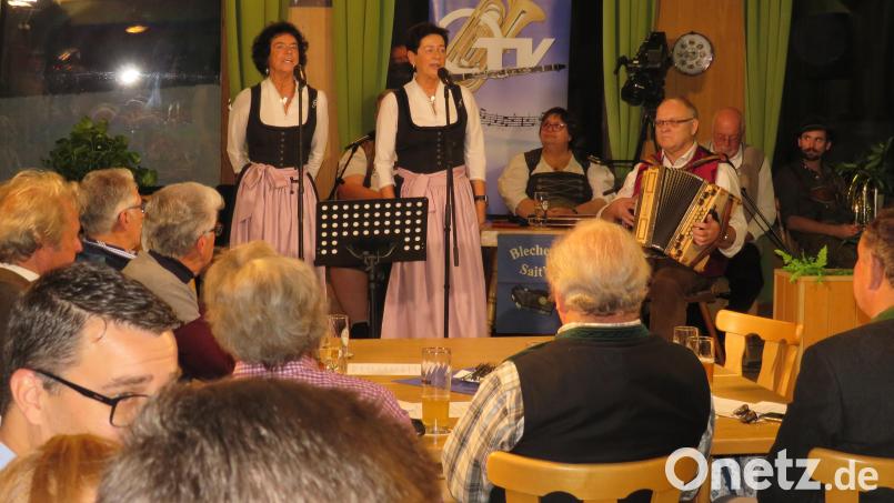 Gekonnt unterhielten die verschiedenen Musikgruppen die Gäste beim Auftakt zu Dorschkirwa im Gasthaus Weißes Rößl.
Die Zupferlmoidln und da Gerhard Bild: adj