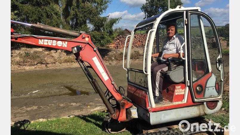 Willi Butschbach hat aus eigenem Antrieb und ehrenamtlich den Gemeindeweiher am Dorfplatz in Schönau auf „Vordermann“ gebracht! Bild: Maximilian Beer/exb