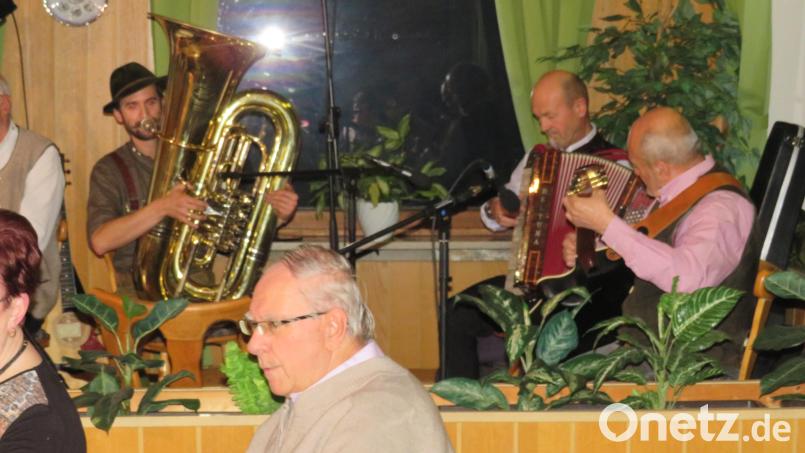 Gekonnt unterhielten die verschiedenen Musikgruppen die Gäste beim Auftakt zu Dorschkirwa im Gasthaus Weißes Rößl. Bild: adj