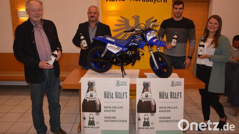 Im Zuge der Aktion &quot;Hösl hilft&quot; konnte der MSC Stiftland ein Trainingsmotorrad für Kinder im Wert von 1600 Euro anschaffen. Im Bild (von links) Brauerei-Geschäftsführer Michael Hösl, MSC-Vorsitzender Uwe Beer, Sportleiter Max Schulz und Brauerei-Vertriebs- und Außendienstleiterin Martina Bleistein. Bild: jr