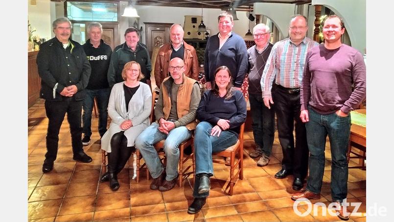 Stehend von links: Bezirksvorsitzender Reinhard Ott, Alois Köppl, Josef Braun, Richard Hauer, Stefan Schlagenhaufer, Hans Eckl, Bürgermeister Ludwig Gürtler und Uli Maier. Sitzend von links: Sabine Winkler, Wolfgang Nicklas jun. und Stefanie Heuberger. Bild: rfi