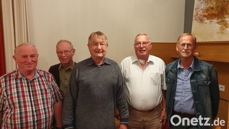 Der Verein &quot;Alte 115-er&quot; hält die Erinnerung an das Panzerartilleriebataillon 115 aufrecht. Im Bild (von links) die wiedergewählte Vorstandschaft: Organisationsleiter Wolfgang Stengel, Schriftführer Gerhard Wünsch, Vorsitzender Joachim Ullmann, Kassenprüfer Herbert Seidel und zweiter Vorsitzender Franz Birner. Bild: Bäumlein/exb