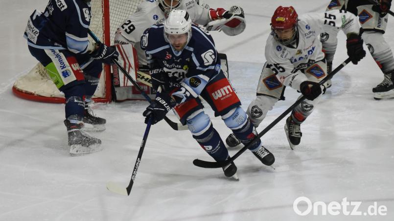 Die Blue Devils fertigten am Freitag die Passau Black Hawks mit 10:2 ab. Martin Heinisch (vorne) steuerte zwei Tore und zwei Assists bei. Bild: gb
