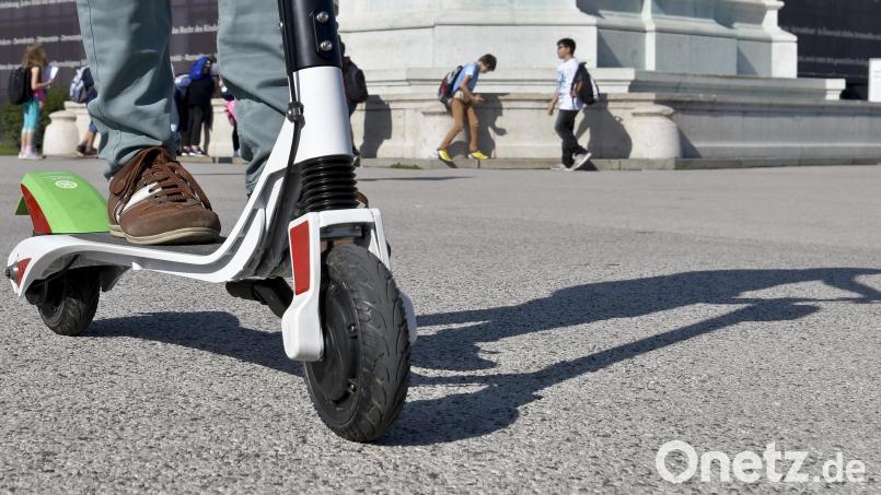 Kein Versicherungsschutz, dafür aber unter Drogeneinfluss. Der Fahrer eines E-Scooters zog die Blicke der Amberger Polizei auf sich. Symbolbild: Herbert Neubauer/APA/dpa
