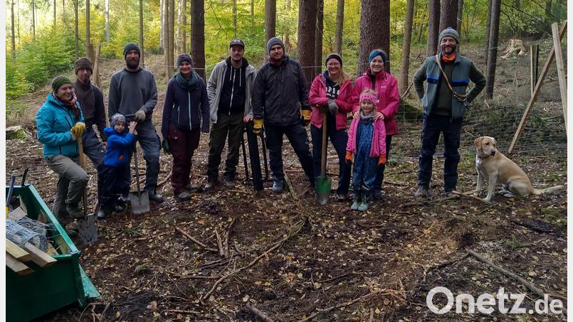 Revierförster Martin Wittmann (rechts mit seinem Hund Bahnu) leitete die Pflanzaktion der Pfadfinder. Der Waldbesitzer bedankte sich bei ihm und den Pfadfindern. Bild: jzk