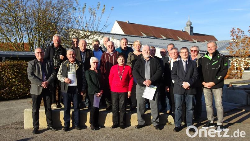 Bürgermeister Richard Tischler (links) und stellvertretender Bezirksvorsitzender Bernhard Jobst (rechts) zeichneten zahlreiche Mitglieder für langjährige Zugehörigkeit zur Siedlergemeinschaft Pfreimd aus. Bild: hm