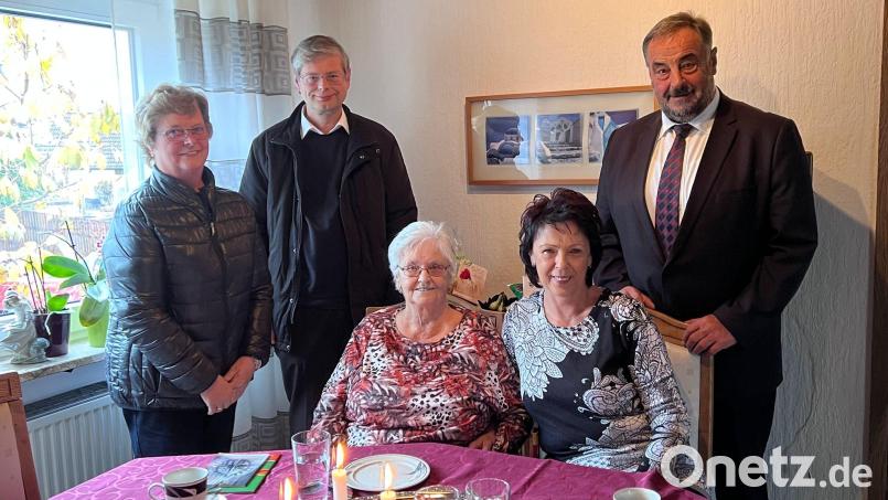 Margareta Karl (sitzend links) feiert 90. Geburtstag - selbstverständlich gratuliert ihre Tochter Agnes (sitzend rechts). Glückwünschen kommen auch von (stehend von links) Gerlinde Müller, Pfarrer Norbert Götz und Bürgermeister Josef Beimler Bild: fvo