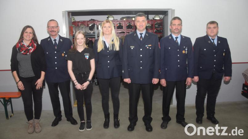 Das neue Vorstandsteam mit Bürgermeister Markus Ziegler (dirtter von rechts)als Vorsitzenden und Katharina Knechtel (vierte von rechts) als zweite Vorsitzende. Michaela Frank (links) ist die neue Chefin des Geldes und Jasmin Würf (dritte von links) regelt neu das Schriftliche. Bild: fz