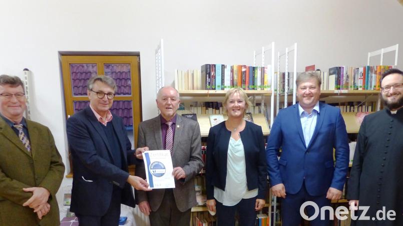 Über die Wiedereröffnung der Bücherei in Kastl nach dem Umbau und die Verleihung des goldenen Büchereisiegels freuten sich (von links) Wolfgang Reißner, Ludwig Brandl, Georg Dürr, Regina Weber, Stefan Braun und Pfarrer Johannes Arweck. Bild: jp