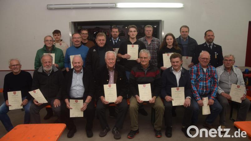 Ehrungen verdienter Mitglieder. Altbürgermeister Hans Götz (sitzend dritter von links) ist seit 60 Jahren und Josef Gruber (sitzend vierter von links) gar sei 65 Jahren in der Feuerwehr. Bild: fz