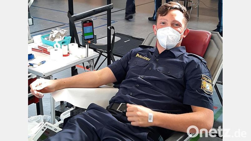 Polizeioberwachtmeister Thomas Wagner, Beamter in Ausbildung in Nabburg, bei der „Blutentnahme“ anlässlich des Blutspendetages. Bild: PHK Christian Wiesneth/exb