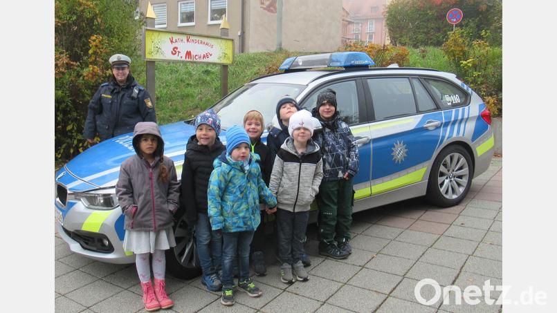 Mädchen und Buben des Kinderhauses St. Michael zusammen mit Polizeibeamtin Diana Lenz. Bild: Kinderhaus St. Michael/exb