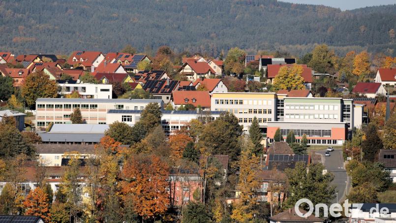 An der Oberviechtacher Doktor-Eisenbarth-Mittelschule (Bildmitte) werden Schülerinnen und Schüler aus den Gemeinden des Altlandkreises Oberviechtach und einige Gastschüler aus anderen Kommunen unterrichtet. Bild: akp