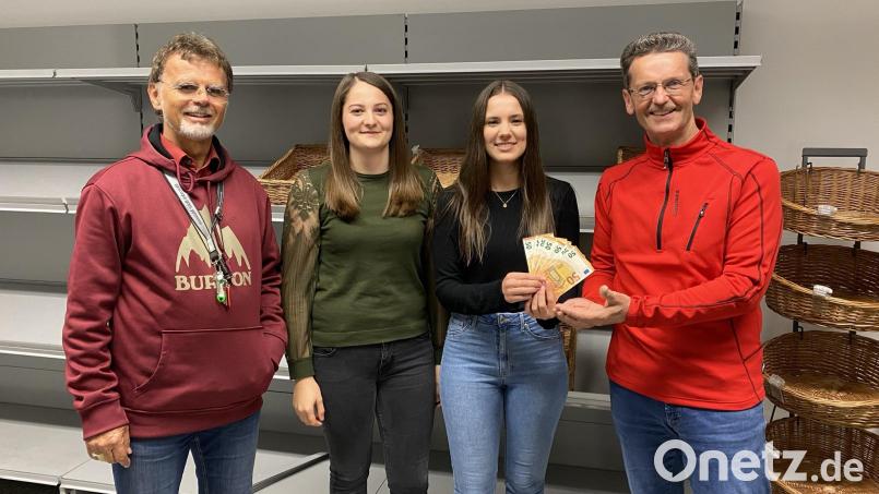 Zum Erntedank-Fest der Pfarrei Nabburg gehört traditionell der Verkauf von Mini-Broten, organisiert durch die Landjugend Brudersdorf. Was lag da näher, als den Erlös jenem Verein zu spenden, der sich vor Ort künftig um die nachhaltigere Verteilung von Lebensmitteln kümmern will: der „Tafel Nabburg“. So bedankten sich deren Vorsitzender Albert Bruckner und Manfred Seibert als Kassier bei Alexandra Gietl und Petra Schönberger über eine Spende von 400,- Euro. Bild: aub