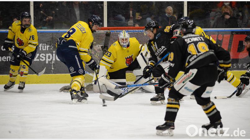 Eine der vielen brenzligen Situationen vor dem Pfaffenhofener Torhüter Thomas Hingel (hinten). Der Amberger Brett Mennear (rechts hinten) versucht sich in dieser Szene durchzusetzten, Kevin Schmitt (vorne rechts) lauert auf einen abgewehrten Puck. Bild: Andreas Brückmann