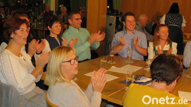 Gekonnt unterhielten die verschiedenen Musikgruppen die Gäste beim Auftakt zu Dorschkirwa im Gasthaus Weißes Rößl.
Viel Spass hatten die Besucherinnen und Besucher beim Kirwaauftakt Bild: adj