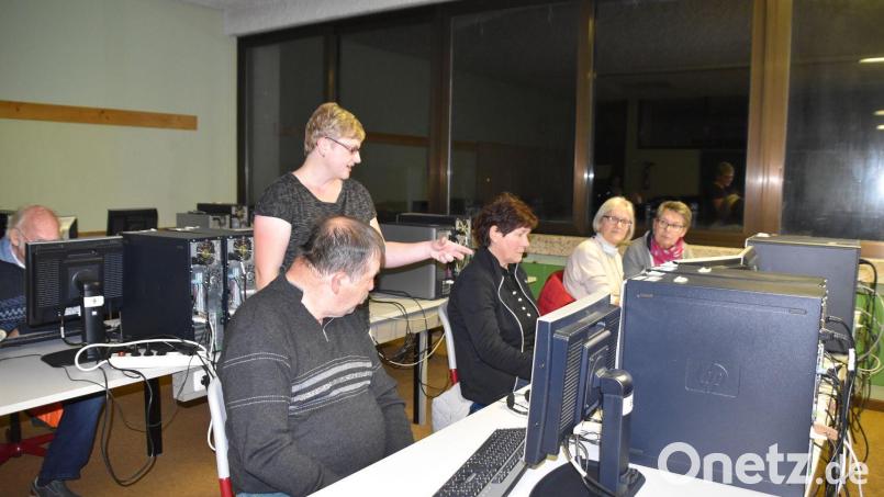 Damit Senioren den Anschluss nicht verlieren, bieten Stadt und Nachbarschaftshilfe einen Computerkurs für diese Altersgruppe an. Bild: Stadt Schönsee/exb