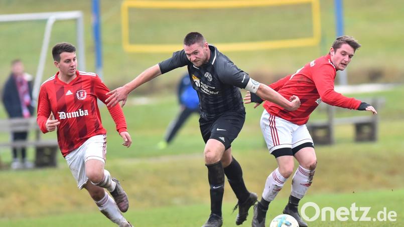 Die Kirchenthumbacher Jonas Fuhrich (rechts) und Manuel Strauss bedrängen den Tremmersdorfer Stürmer Patrick Dittner. Der SC Kirchenthumbach schlug den FC Tremmersdorf im Derby verdient mit 2:1, was den Gästen die Tabellenführung kostete. Bild: A. Schwarzmeier