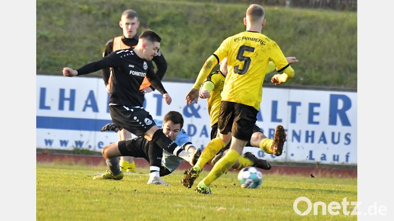 Der Bogener Doppeltorschütze Patrick Fuchs (links) schiebt hier in der 68. Minute zum 1:1-Ausgleich ein. Torhüter Manuel Baumgärtner (Mitte) vom FC Amberg kann den Ball nicht mehr erreichen, Marcel Hack (Mitte verdeckt) grätscht am Ball vorbei und Mittelfeldspieler Marco Helleder (rechts) kann nicht mehr eingreifen. Bild: Hubert Ziegler