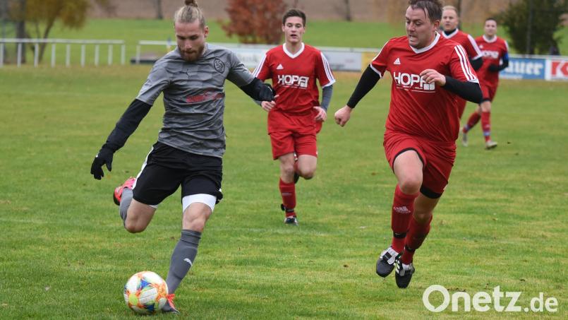 Der Selber Lukas Rimböck (links) schießt, Heiko Zeus von den SF Kondrau kommt zu spät. Kondrau kassierte gegen die SpVgg Selb mit 3:6 erneut eine klare Heimniederlage. Bild: gb