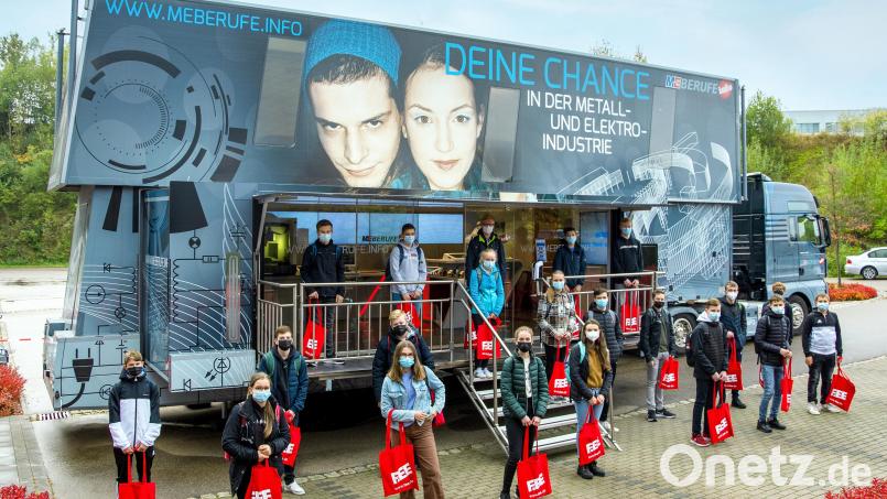 Aktionstage Ausbildung“ bei F.EE: Schülerinnen und Schüler der Gregor-von-Scherr-Realschule Neunburg nutzen das Angebot am Info-Truck der Elektrobranche. Bild: Sophie Badura/exb