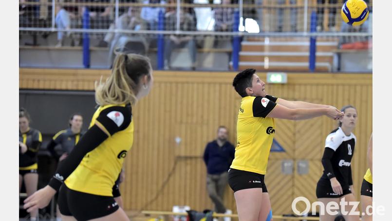 Mit leeren Händen standen die Volleyballerinnen des SV Hahnbach nach der Partie beim FC Kleinaitingen da. Im Bild Lorena Tilgen (links) und Anna Geilersdörfer. Archivbild: Hubert Ziegler