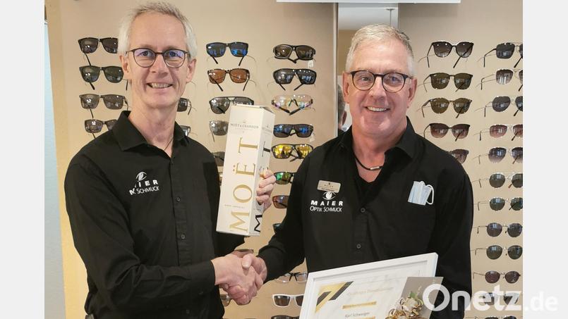 Peter Maier von Optik Schmuck Maier beglückwünscht seinen Mitarbeiter Karl Schweiger (re). Bild: Doris Maier/exb