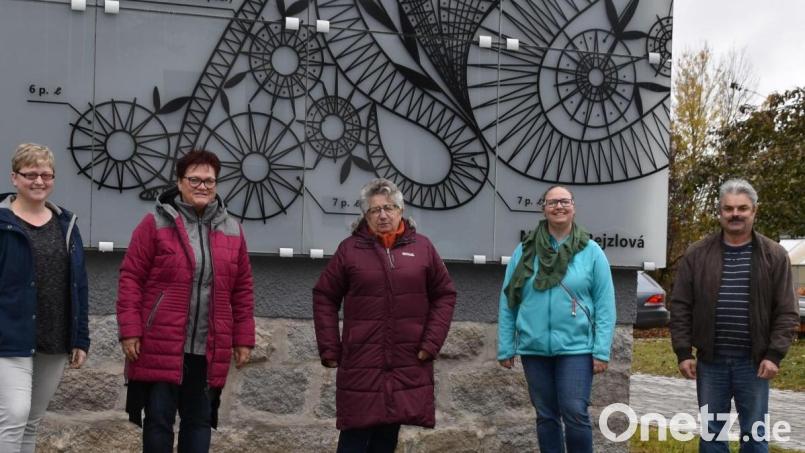 Monika Gebhard (Mitte) und Michaela Gleixner (Zweite von rechts) bestücken die Ausstellung im Klöppel-Trafo. Bild: Stadt Schönsee/exb