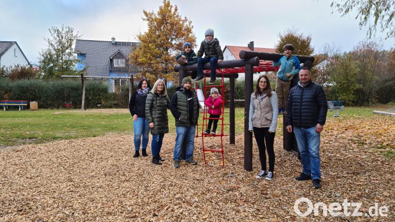 Die Siedlergemeinschaft Rosenhof und einige Unterstützer freuen sich über das neue Klettergerüst. Nun hoffen sie auf noch etwas mehr Hilfe. Bild: sne