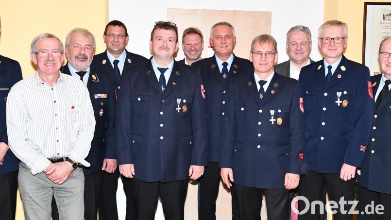 Beim Kameradschaftsabend ehrt die Aschach langjährige Mitglieder (von links): Vorsitzender Robert Heldmann, Emil Dittrich, Kreisbrandrat Fredi Weiß, Kommandant Norbert Hiller, Klaus Weigl, Bürgermeister Alwin Märkl, Wolfgang Scharl, Bernhard Simon, Landrat Richard Reisdinger, Bernhard Demel und Kreisbrandinspektor Hubert Blödt. Bild: sche